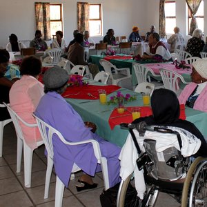 â€˜n Gesellige oomblik by Silwerjare Dienssentrum tydens Gansbaai Lionsklub se Moedersdagete